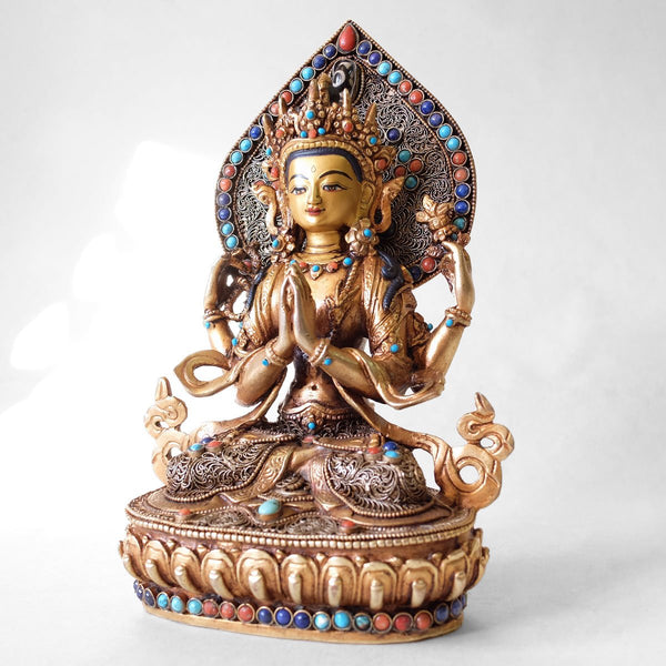 Avalokiteshvara, Chenrezig Figur, aus Kupfer gegossen, mit feinem Filigran verziert, vergoldet und versilbert, mit Türkis, Koralle und Lapislazuli besetzt. Das Gesicht ist in Gold gefasst. Made by Shanta Shakya