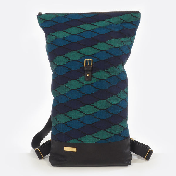 The roll top main compartment is open. Battiayo backpack is visible in its complete length. Thanks to the big roll-top’s main compartment the backpack is adaptable in length. The background of the picture is white.