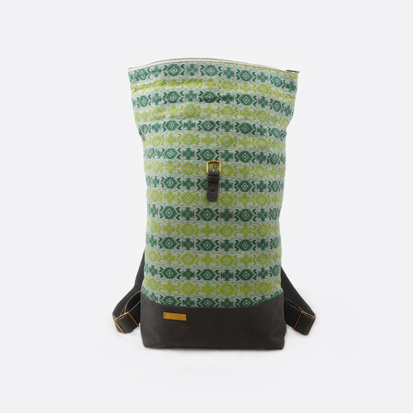 The roll top main compartment is open. Battiayo backpack is visible in its complete length. Thanks to the big roll-top’s main compartment the backpack is adaptable in length.