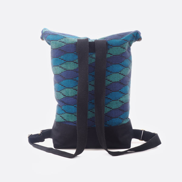 Back view of the Battiayo ,Deep Blue Sea’ backpack with handwoven dhaka fabric and canvas. The black shoulder straps can be changed in length with the help of the brass buckels.