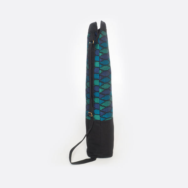 Side view of the Battiayo ,Deep Blue Sea’ yoga bag. The background is white. 
