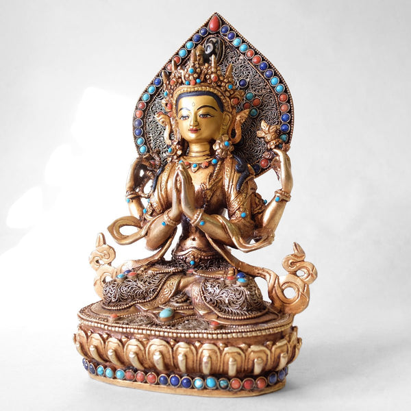Avalokiteshvara, Chenrezig Figur, aus Kupfer gegossen, mit feinem Filigran verziert, vergoldet und versilbert, mit Türkis, Koralle und Lapislazuli besetzt. Das Gesicht ist in Gold gefasst. Made by Shanta Shakya